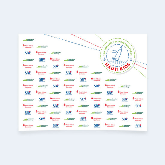 Weiße Werbetafel mit Werbepartnern von Nautikids