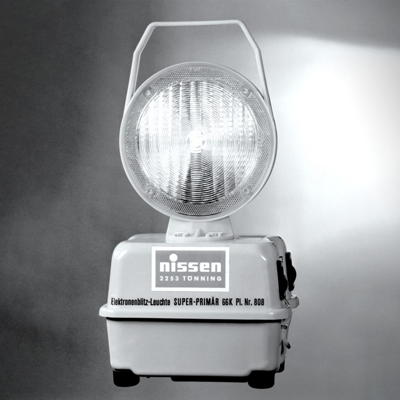 hochzwei_niel_teaser_06.jpg Nahaufnahme einer Elektronenblitz Leuchte