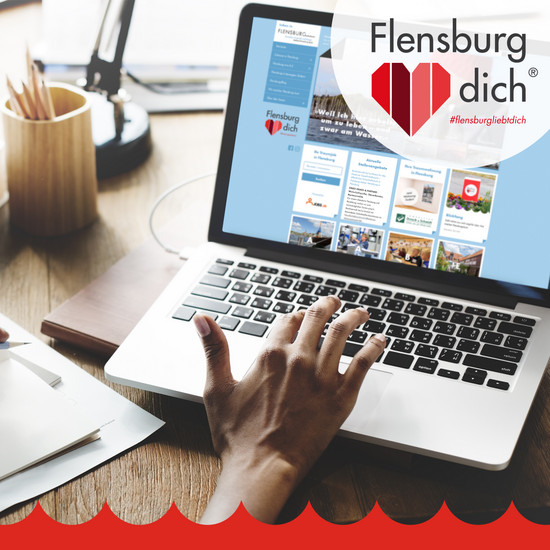 Internetauftritt "Leben in Flensburg" umgesetzt Laptop zeigt Website von flensburg-liebt-dich.de