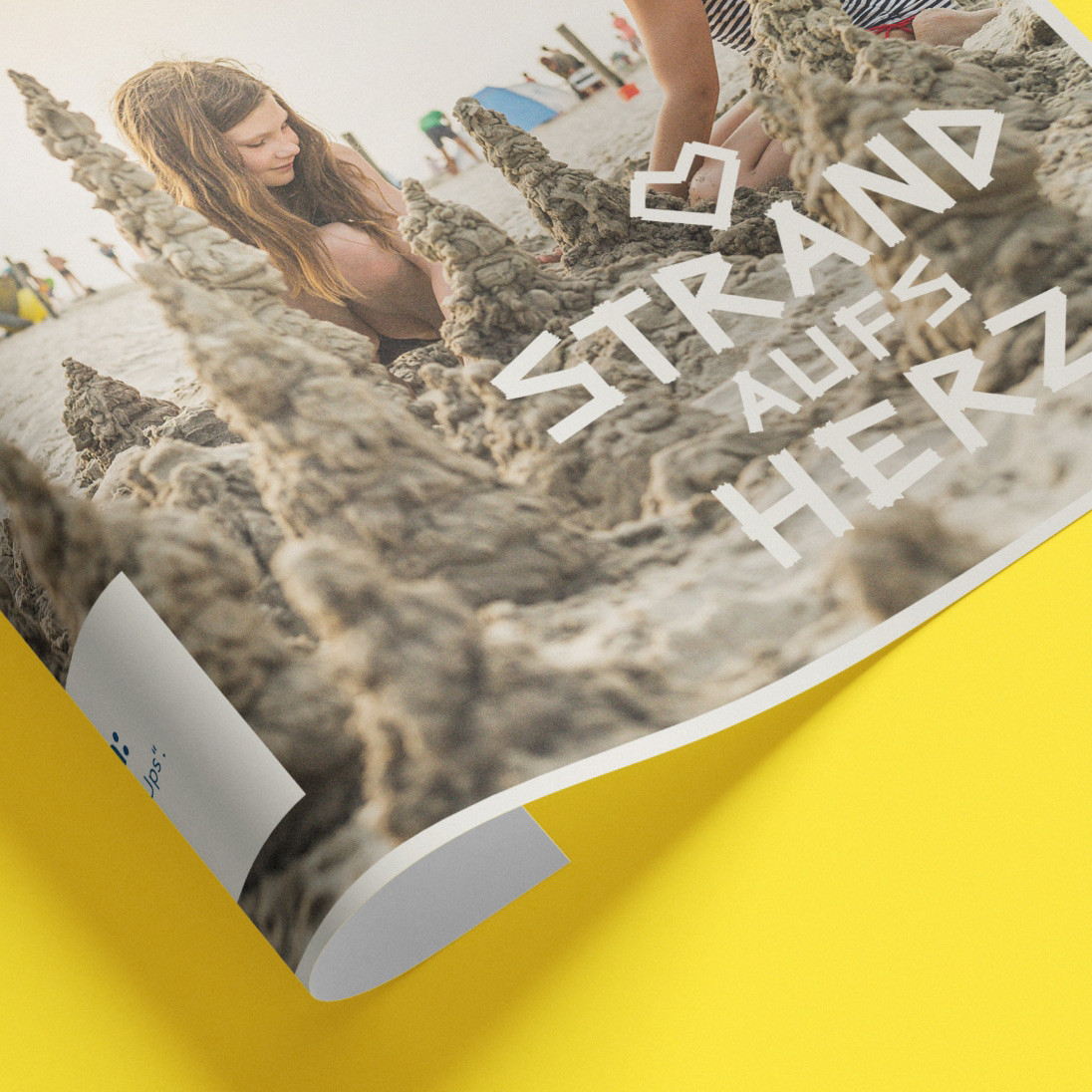 Plakat oder Papier mit Strand-aufs-Herz-Motiv