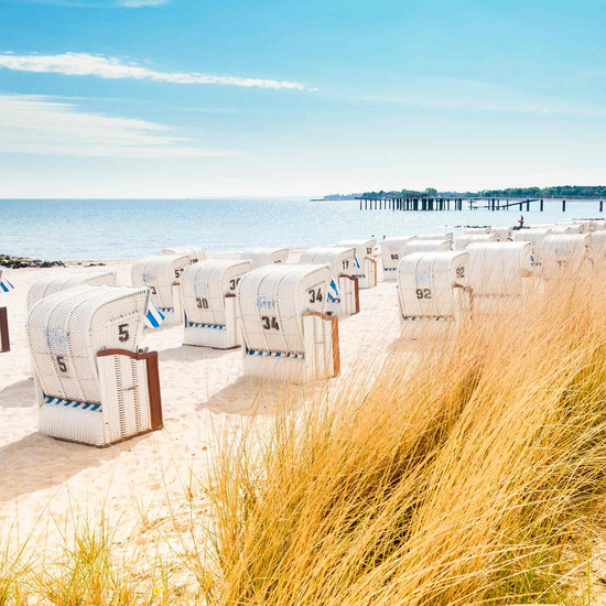 Ein strahlender Empfang Blick von Dünen auf Strand mit Strandkörben