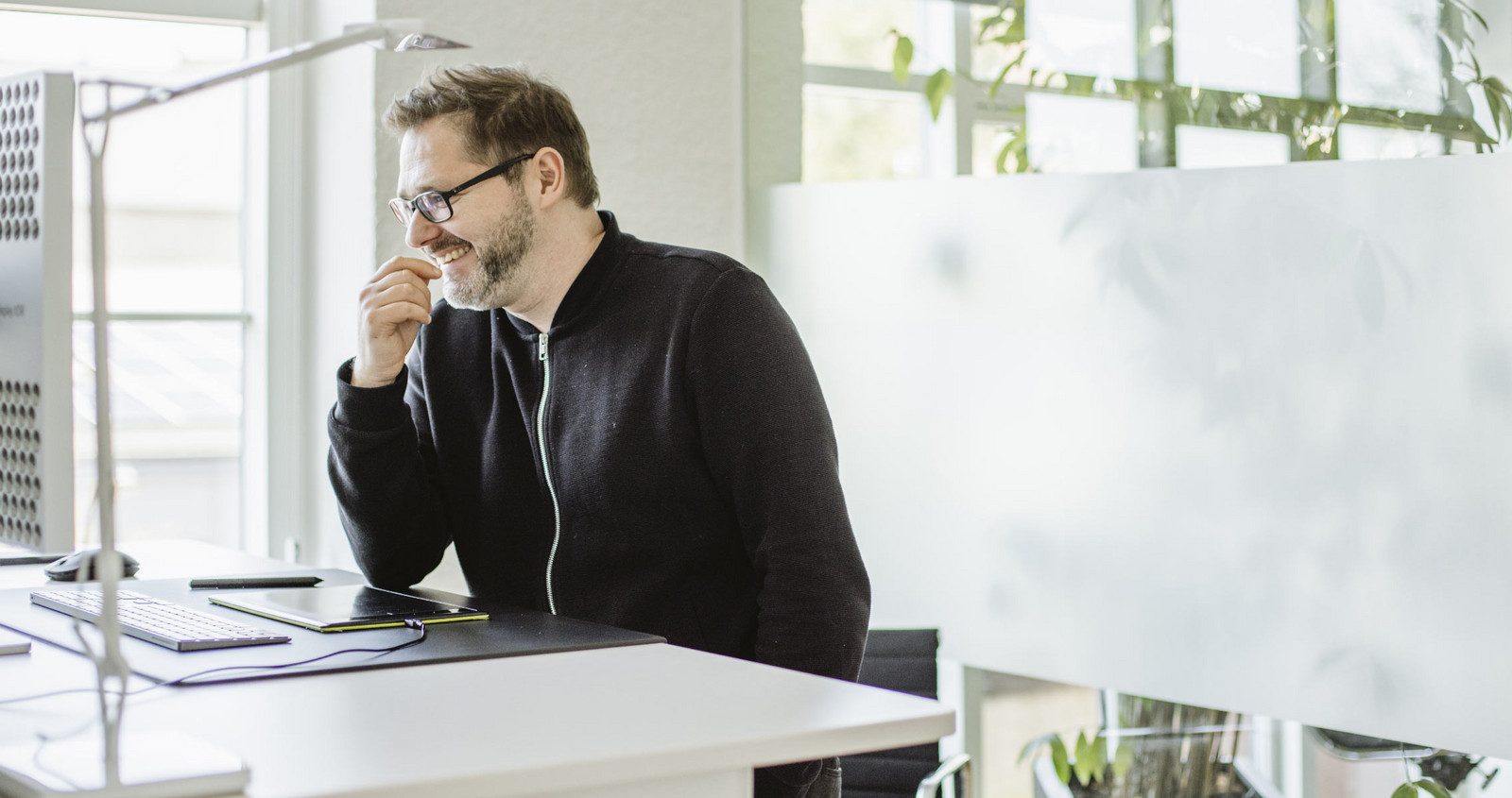 h2_werIst_teaser_07.jpg Ein Angestellter von Hochzwei an seinem Arbeitsplatz.