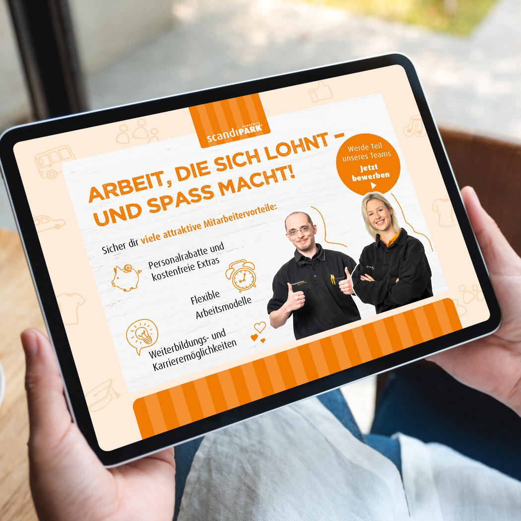 hochzwei_scan_teaser_05.jpg Tablet in Händen zeigt Recruiting-Kampagne des ScandiParks