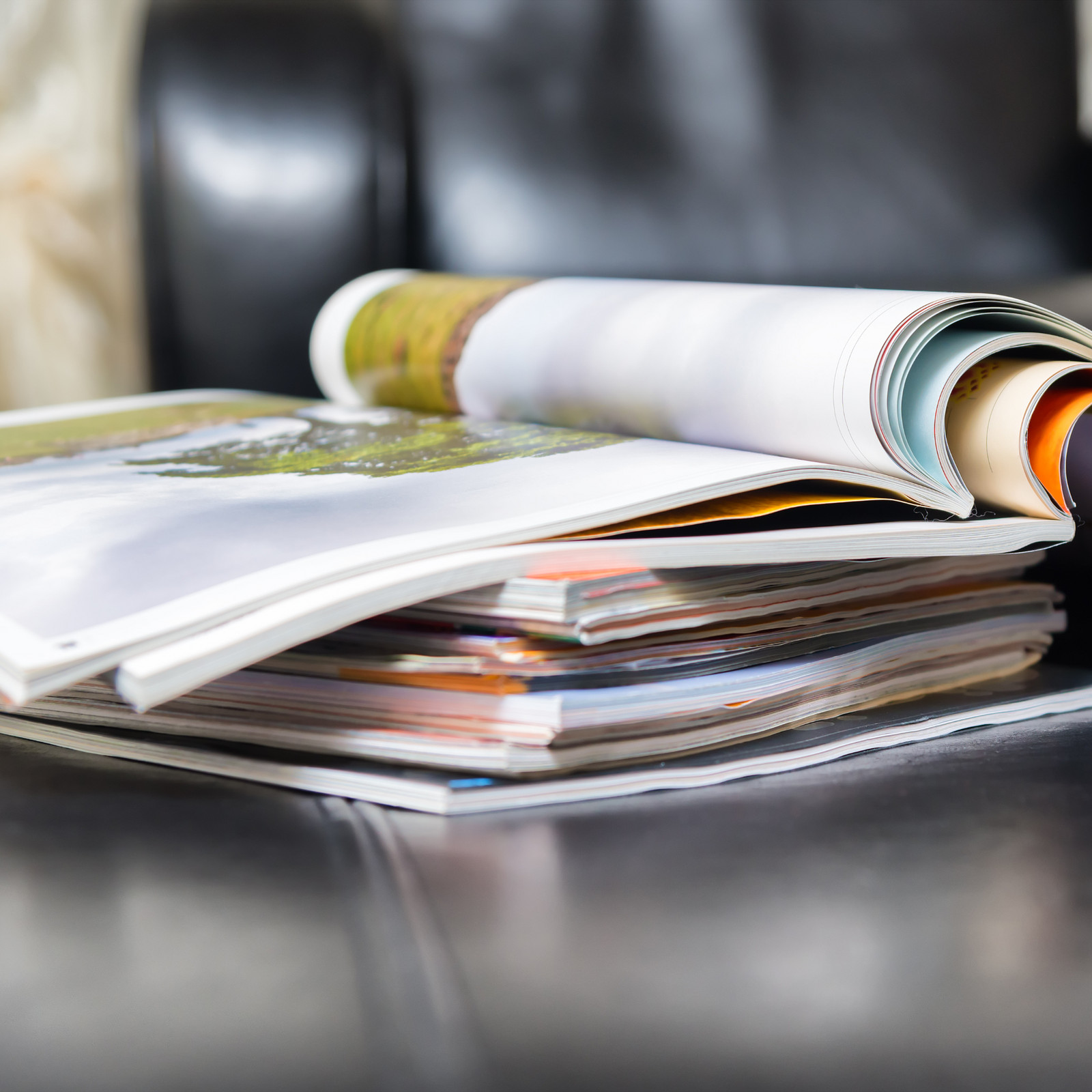 hochzwei_swfl_teaser_03.jpg Stapel an Heften liegen auf einem Tisch