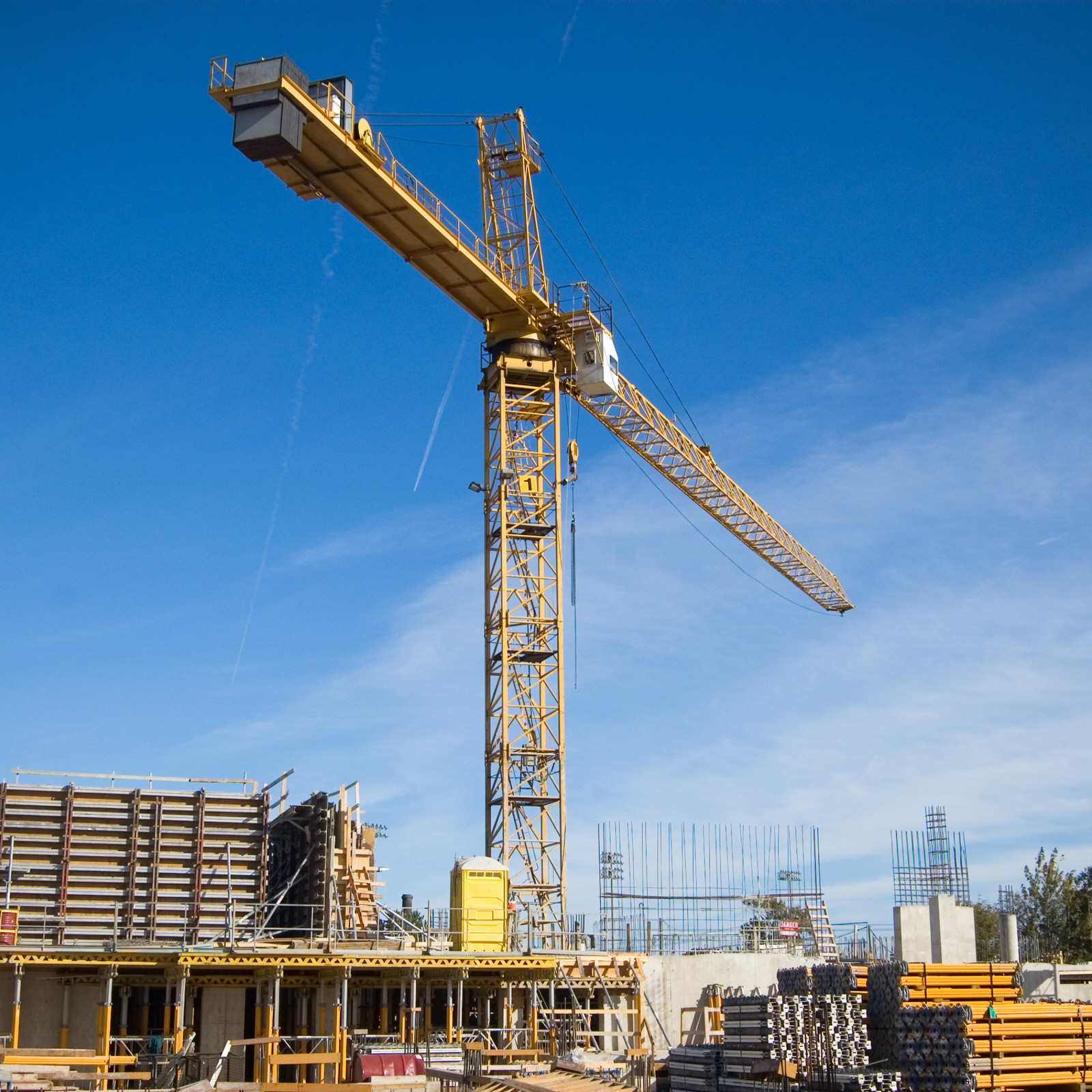 hochzwei_kerstenbau_teaser_06.jpg Ein gelber Krahn steht auf einer Baustelle