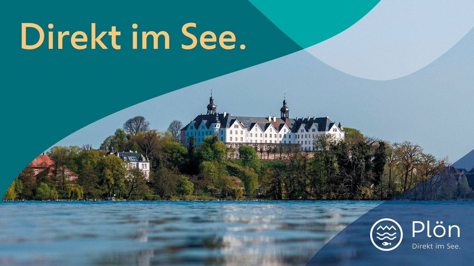 Foto vom Plöner Schloss aus Richtung Plöner See fotografiert. Unten rechts in der Ecke ist das neue Stadt Plön Logo abgebildet. Ein Kreis mit von oben nach unten einer gezackten Linie, zwei gewellten Linien und einem Fisch. Daneben der Schriftzug 