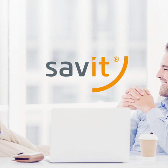 Mit Bedacht Mann mit hochgelegten Beinen