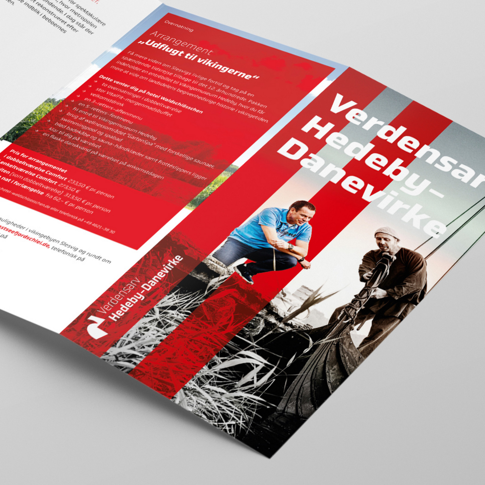 hochzwei_osfs_teaser_03.jpg Aufgeschlagene rote Broschüre über Haithabu und das Dannewerk