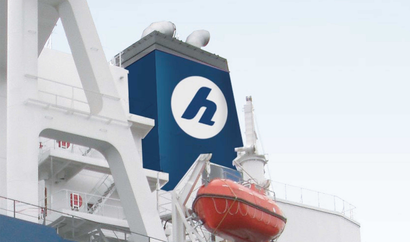 hartmann-05.jpg Weißes Schiff mit rotem Rettungsboot