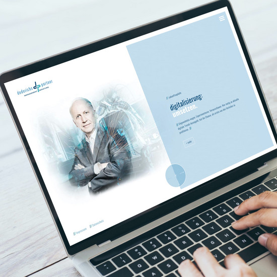 Gut beraten Laptop zeigt Website dederichs & Partner