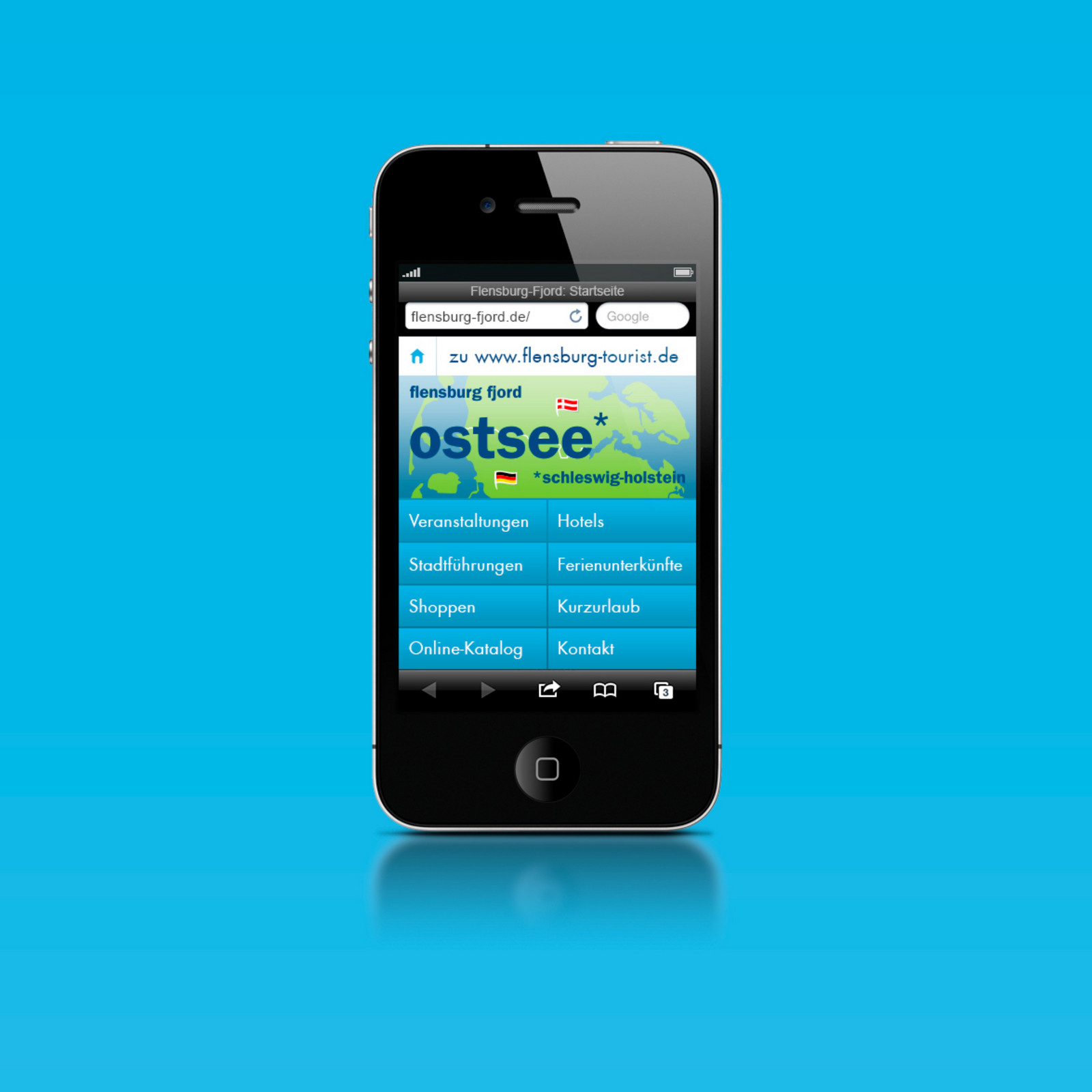 hochzwei_ffto_teaser_07.jpg Smartphone zeigt Website und Menüpunkte von flensburg-fjord.de vor blauem Hintergrund