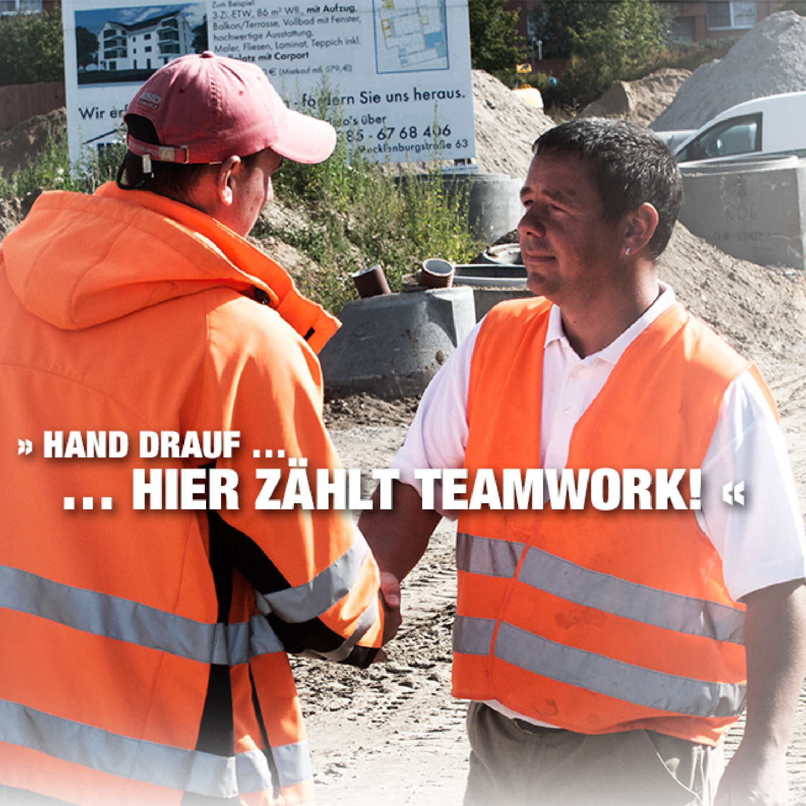 hochzwei_saw_teaser_05.jpg Zwei Männer in Arbeitskleidung geben sich die Hand