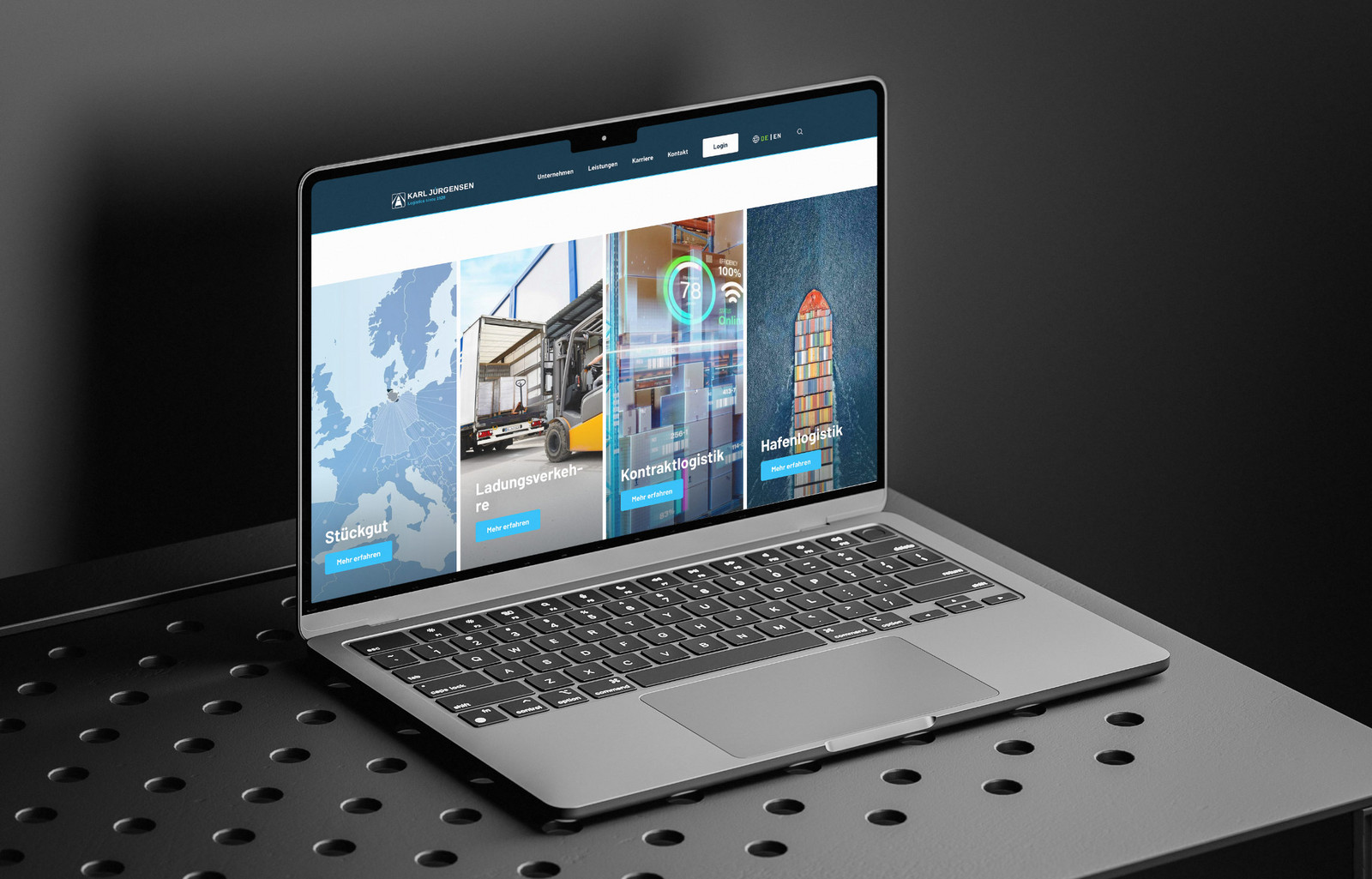 Ein Laptop mit der neuen Karl Jürgensen Webseite.