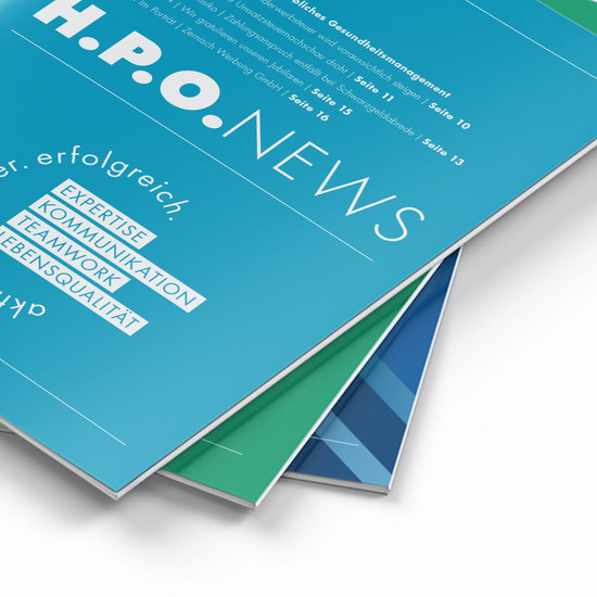 Drei gestapelte Hefte von hpo