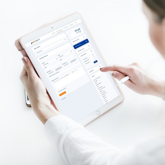 Gesunde Kommunikation Eine Frau surft auf dem Ipad auf der Imland Seite