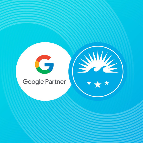 Blaue Grafik mit Google Logo und HOCHZWEI-Logo: HOCHZWEI ist Google-Partner