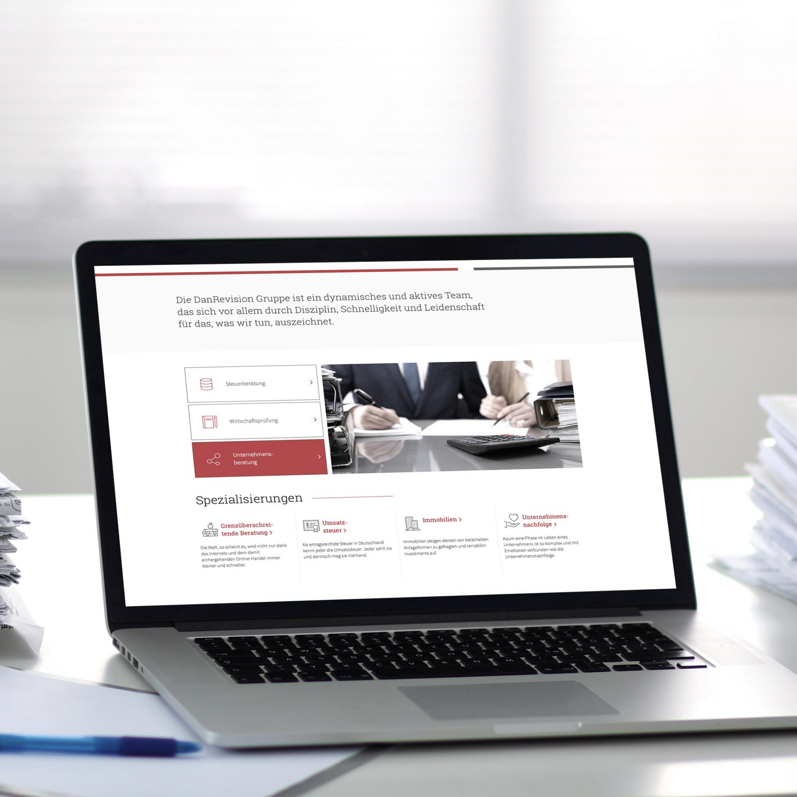 hochzwei_dare_teaser_06.jpg Laptop auf Tisch zeigt weiß-rote Website von DanRevision