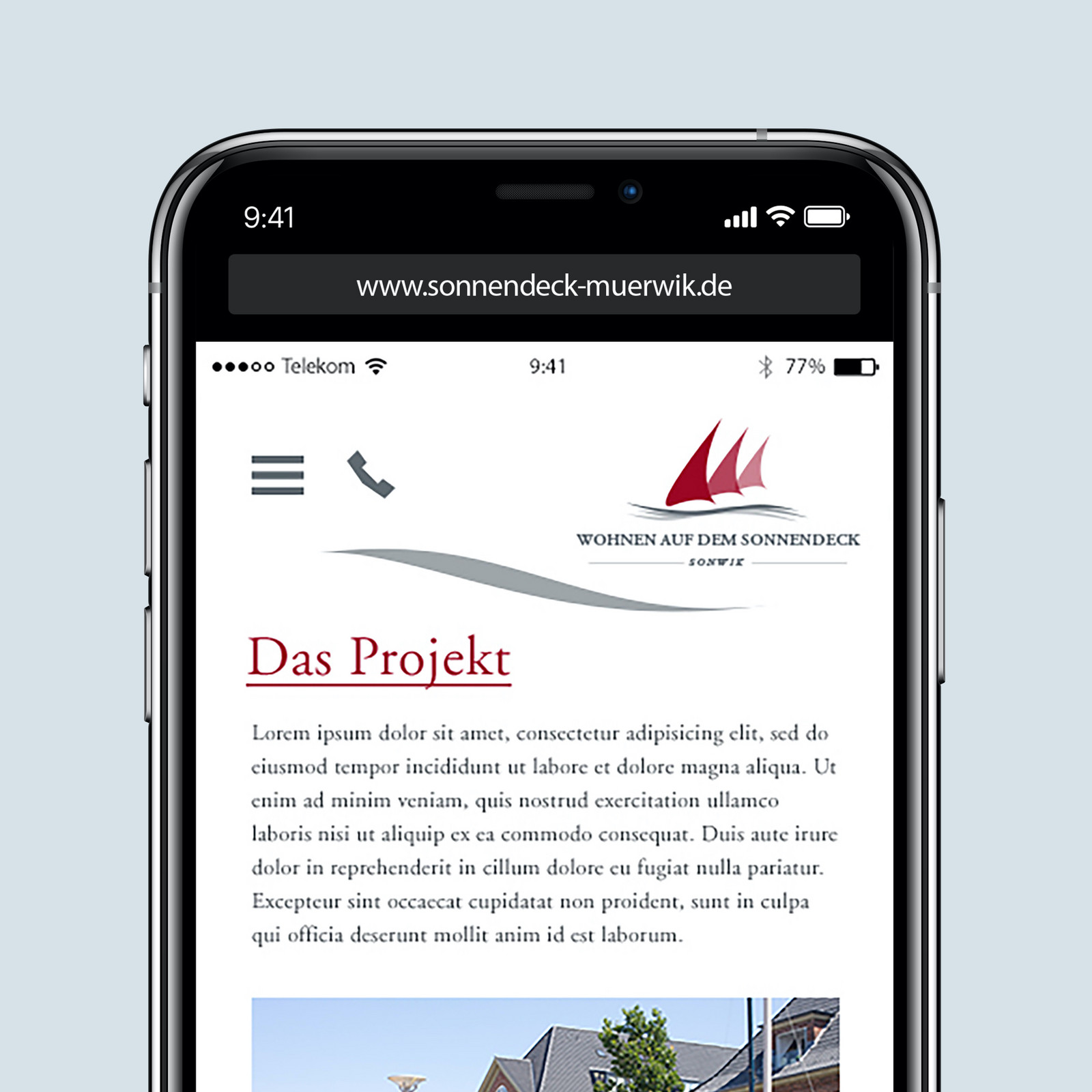 hochzwei_bpn_teaser_05.jpg Halbes Smartphone zeigt Website sonnendeck-muerwik.de mit Text Das Projekt