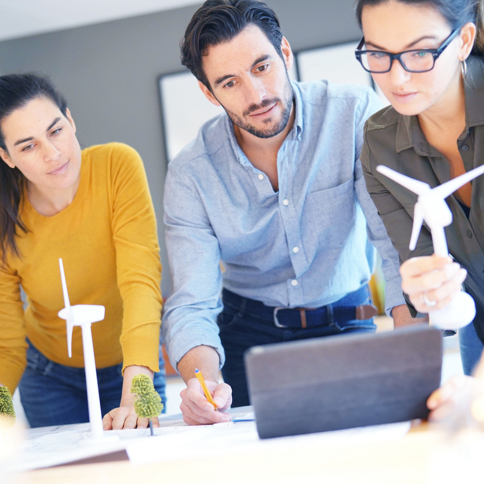 hochzwei_wkn_teaser_06.jpg Drei Mitarbeiter von WKN im Büro
