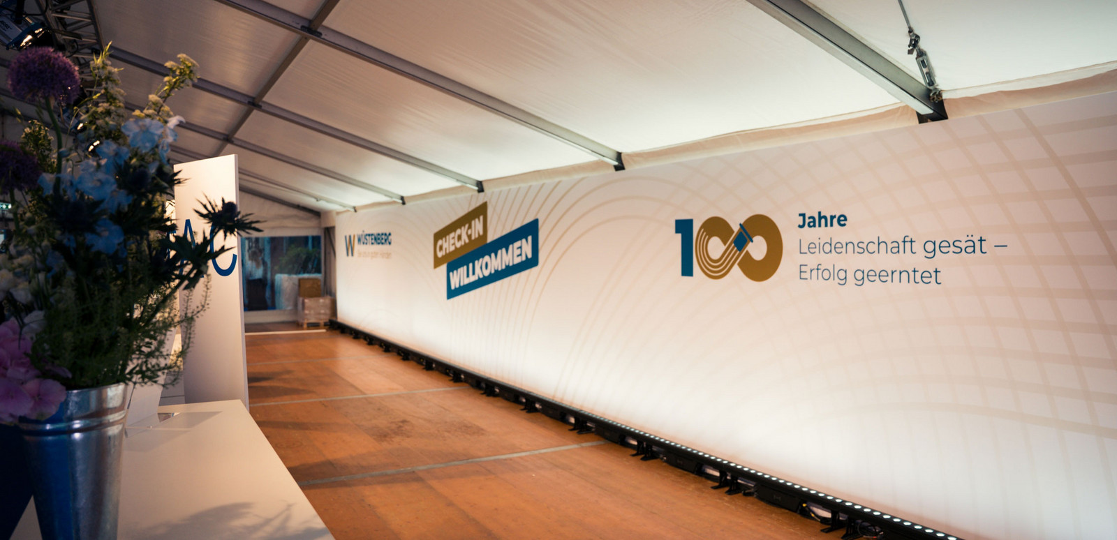 Hintergrundbanner auf Jubiläumsfeier von Wüstenberg 