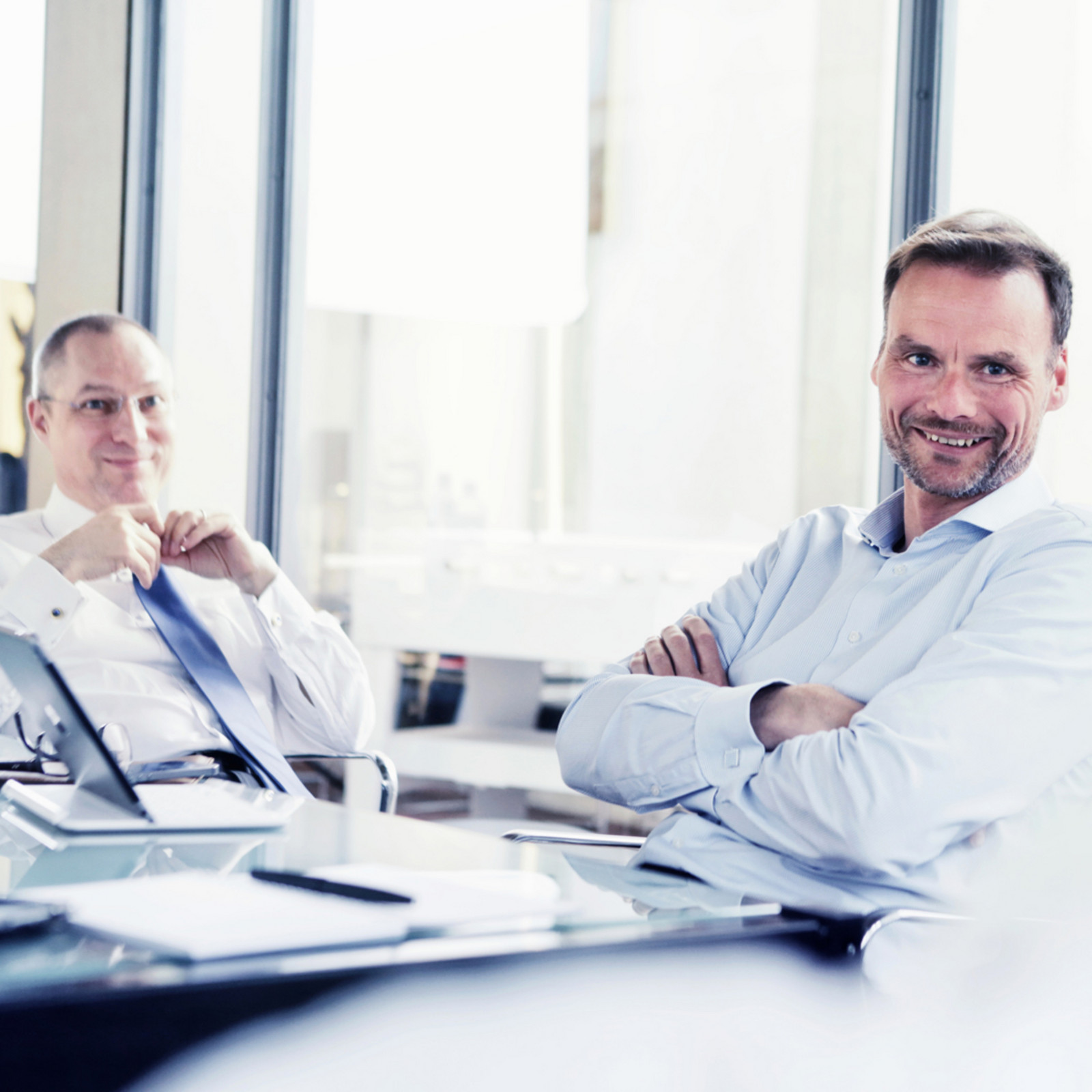 hochzwei_conreri_teaser_07.jpg Zwei freundliche Geschäftsherren am Tisch
