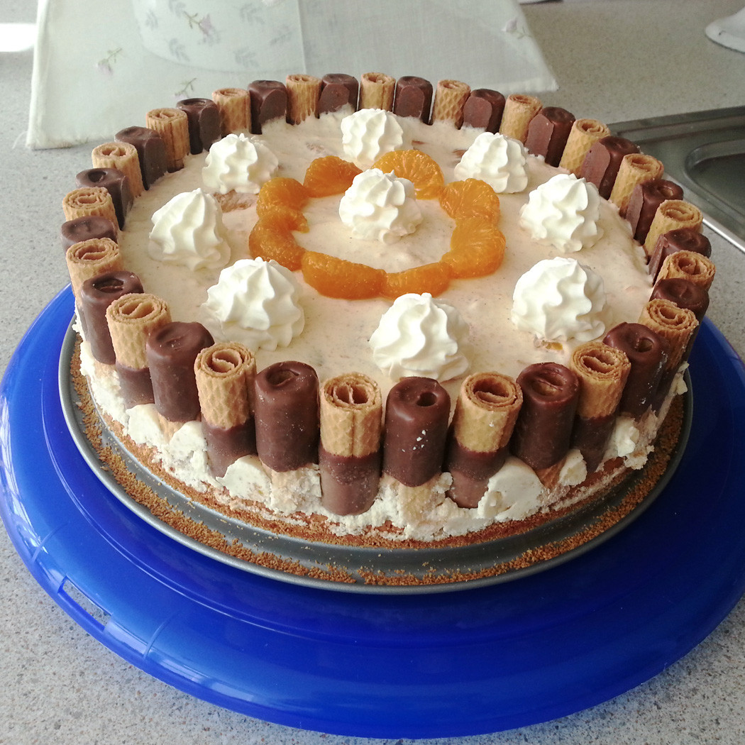 hochzwei_wjfl_teaser_07.jpg Sahnetorte auf einem blauen Teller