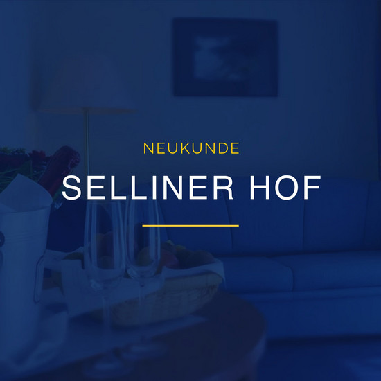 Foto eines Kaffeetisches mit zwei Sektgläsern, einem Obstkorb, einem Sektkühler und vielen anderen Sachen im Hintergrund. Rechts daneben im Hintergrund steht eine Couch mit einem Bild darüber. Das gesamte Foto hat einen starken dunkelblauen Filter. In der Mitte steht groß Neukunde Selliner Hof.