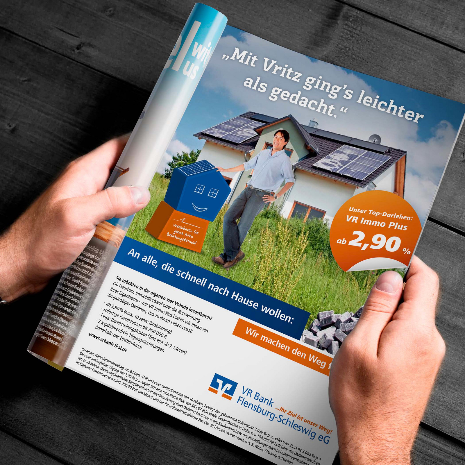 hochzwei_vrb_teaser_07.jpg Hand hält Magazin der VR Bank