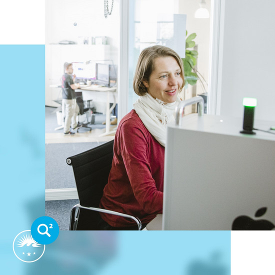 Arbeitsbelastung Hochzwei Mitarbeiterin im roten Shirt