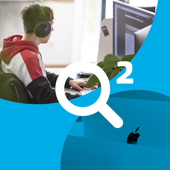 Neueste Technik Hochzwei Mitarbeiter hört Musik