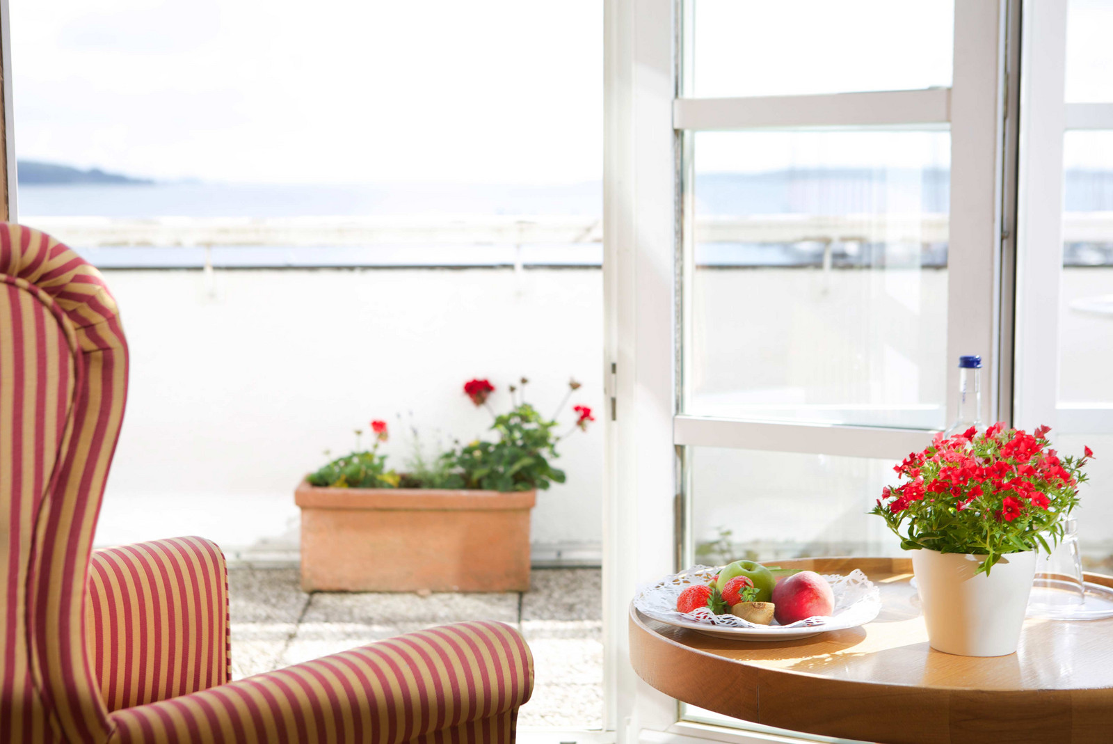 hochzwei_howa_teaser_gross_01.jpg Blick von einem Hotelzimmer auf einen Balkon