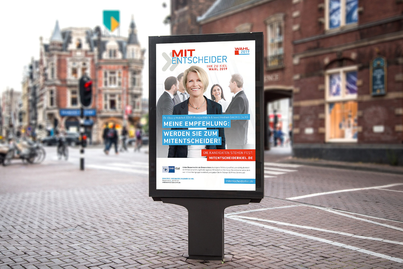 Werbung für IHK Kiel an einer Werbetafel