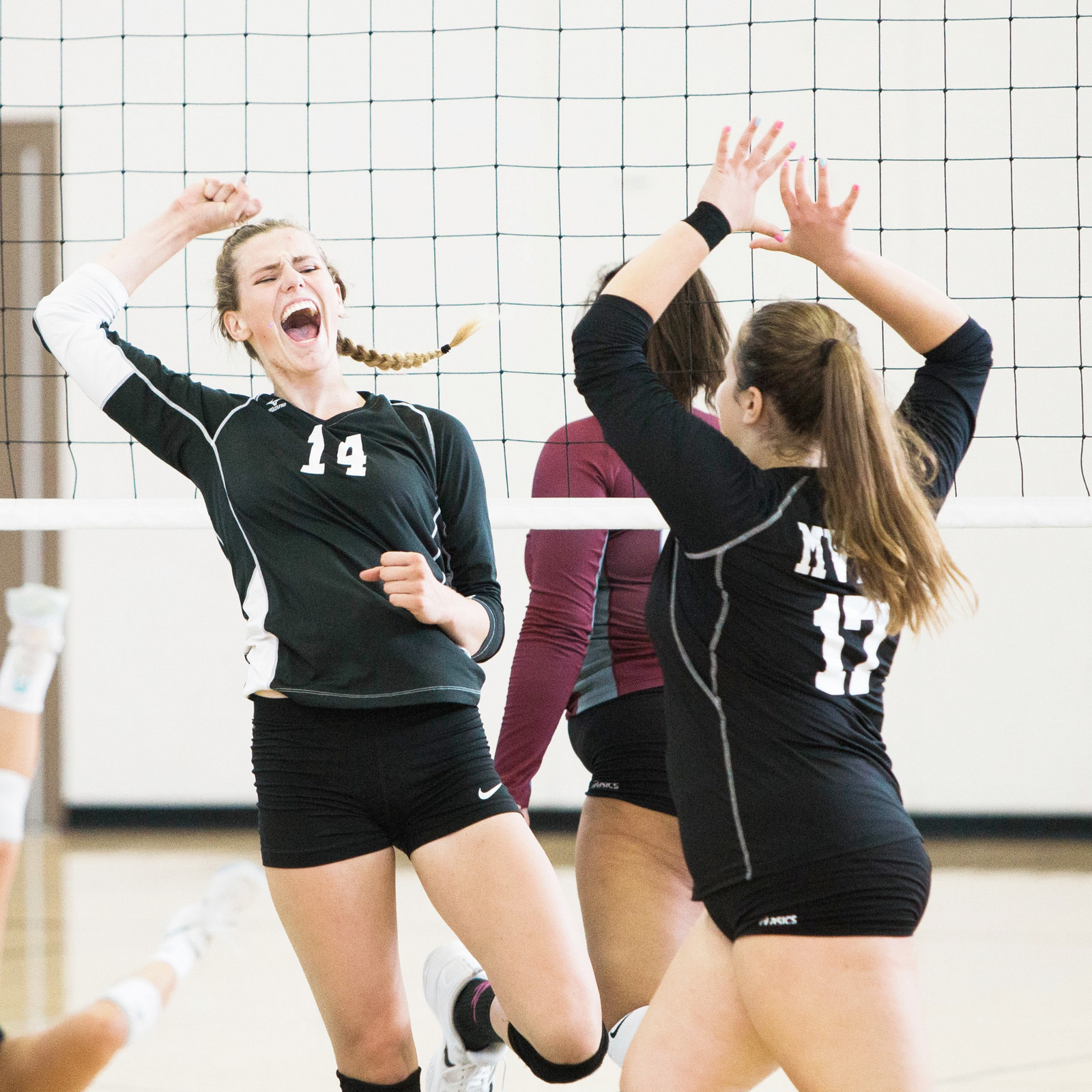 Zwei jubelnde volleyballerinnen