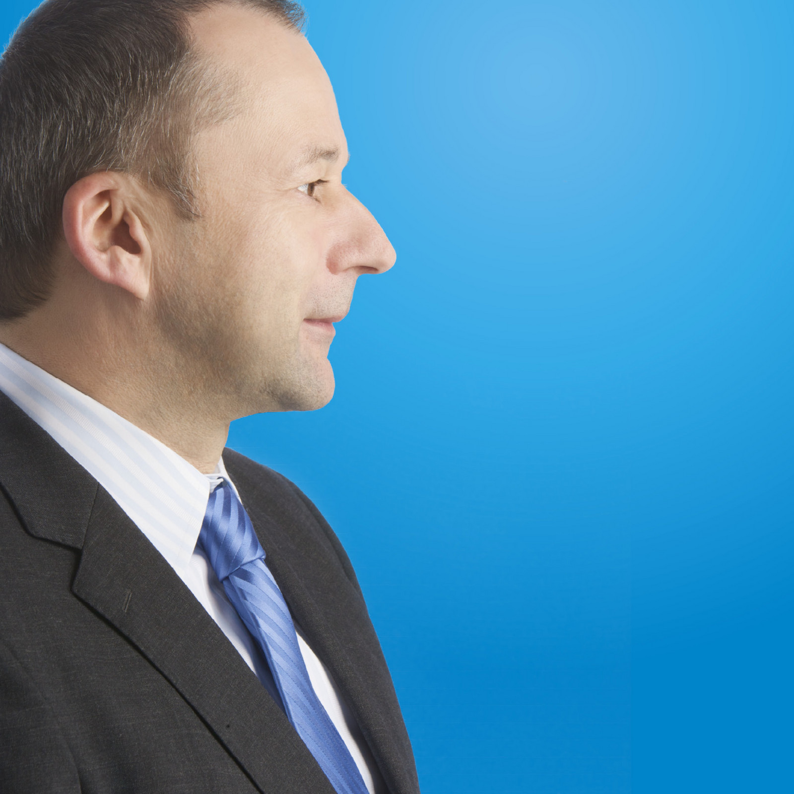 hochzwei_mrnet_teaser_05.jpg Seitenprofil eines Mannes im Anzug und blauer Kravatte