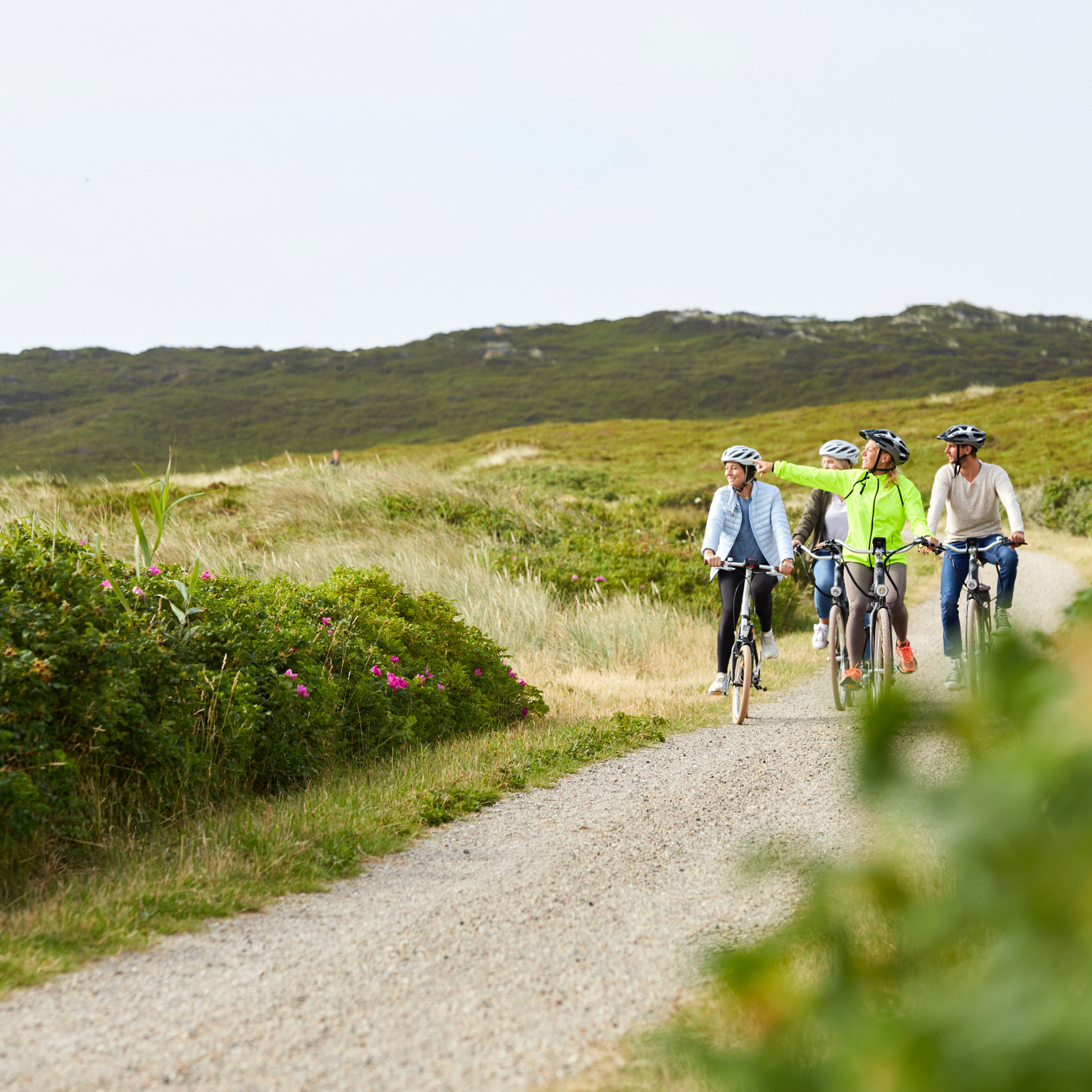hochzwei_tsw_teaser_03.jpg Vier Personen fahren Fahrrad auf Sylt