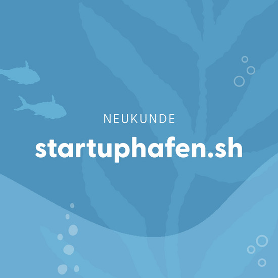 "Neukunde startuphafen.sh" in Weiß vor einem hellblauen Unterwasser-Hintergrund mit schemenhaften Fischen, Algen und Luftblasen.