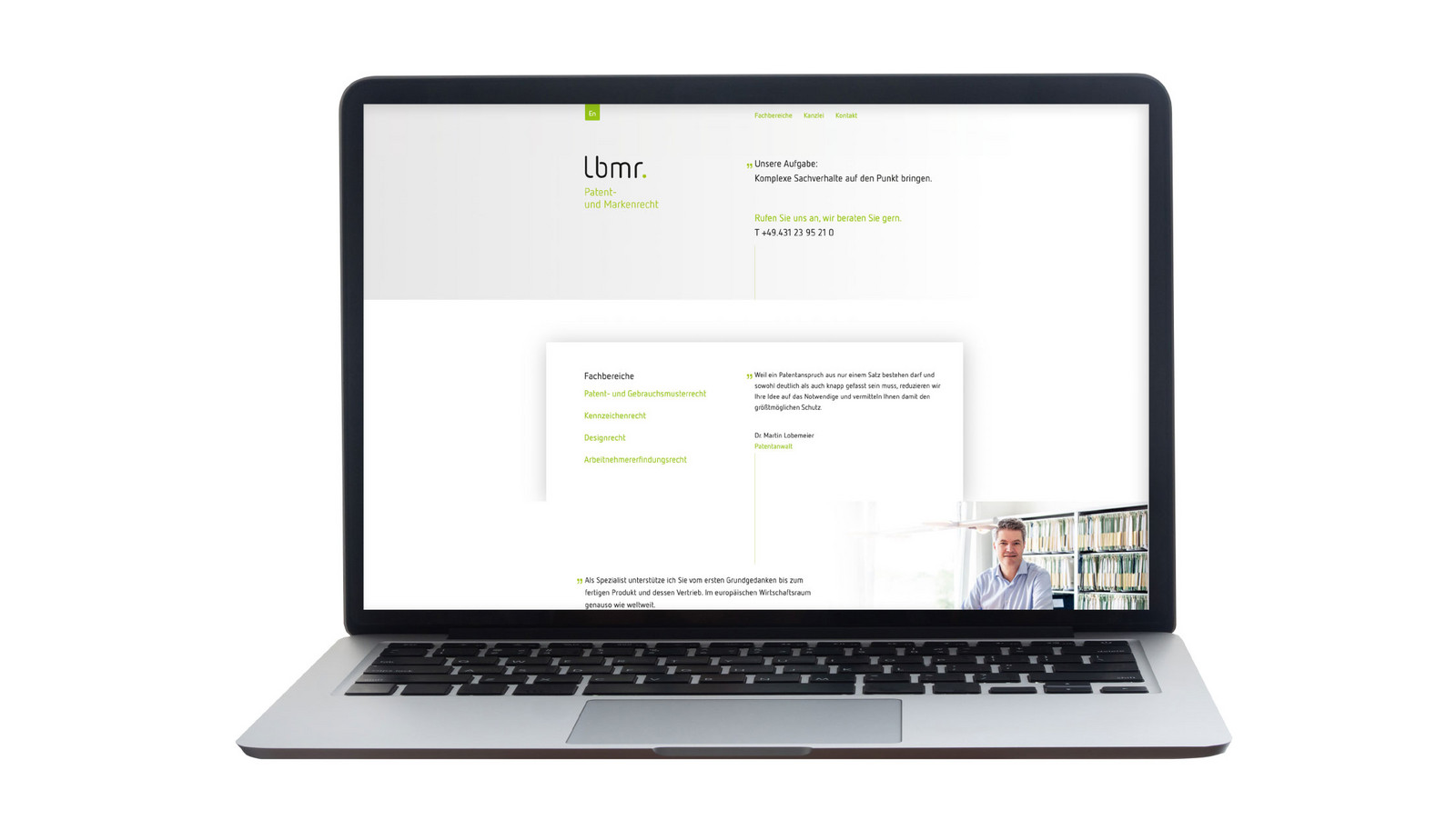 Silberner Laptop mit weißen Screen