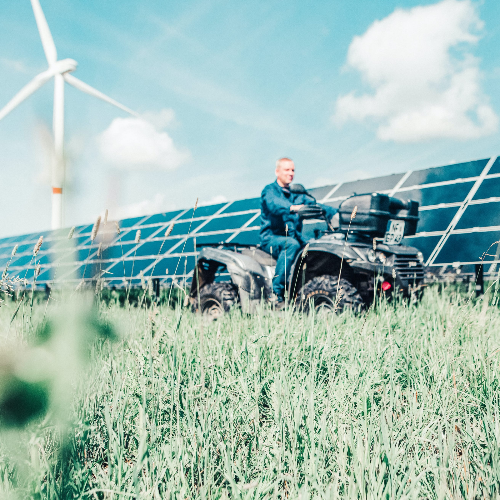 hochzwei_gp_teaser_01.jpg Ein Mann sitzt auf einem Quad vor einer Solaranlage