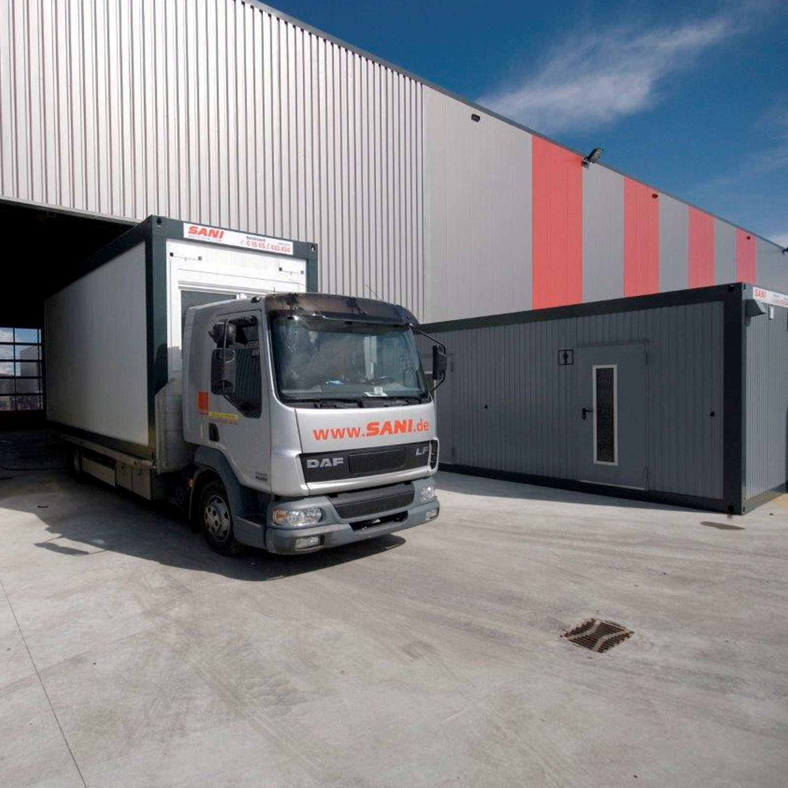 hochzwei_sani_teaser_06.jpg LKW Transporter steht in einer Lagerhalle