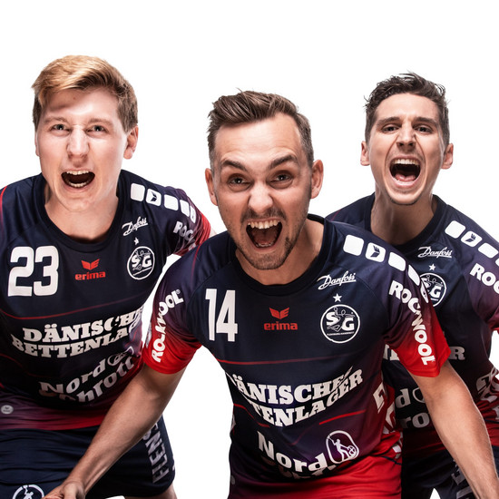 Sportliche Präsentation... Drei Sg Spieler schreien in die Kamera