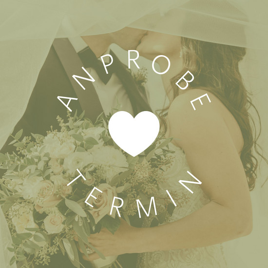 Maßgeschneidert Weißer Text "Anprobetermin", Herz vor grün-transparentem küssenden Brautpaar