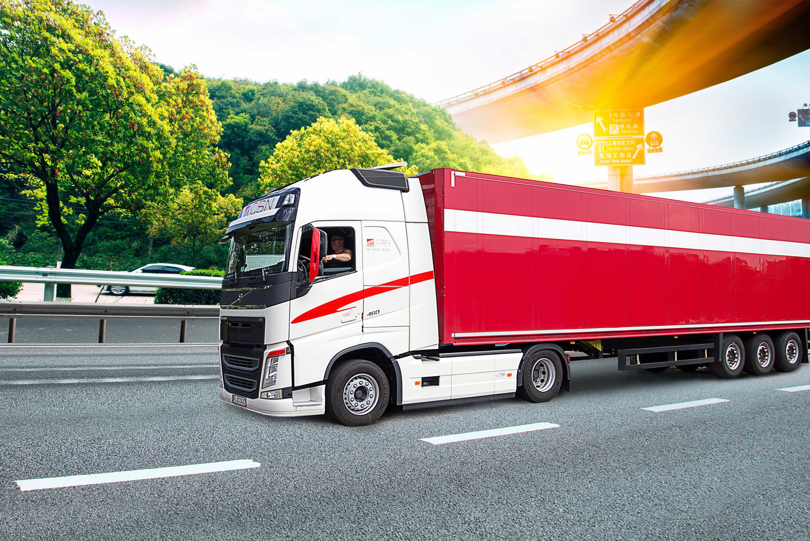 hochzwei_csn_teaser_gross_05.jpg Roter LKW fährt auf Autobahn unter Brücke