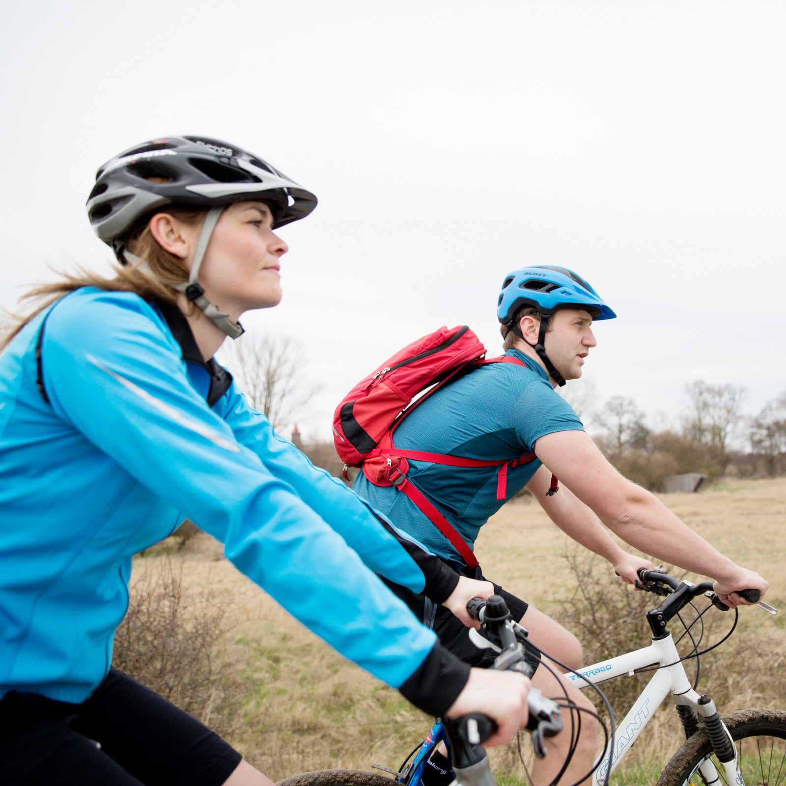 hochzwei_deso_teaser_05.jpg Sportlicher Mann und sportliche Frau mit Fahrradhelm fahren Rad