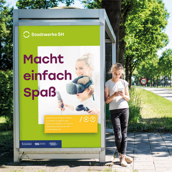 Mädchen steht an Bushaltestelle