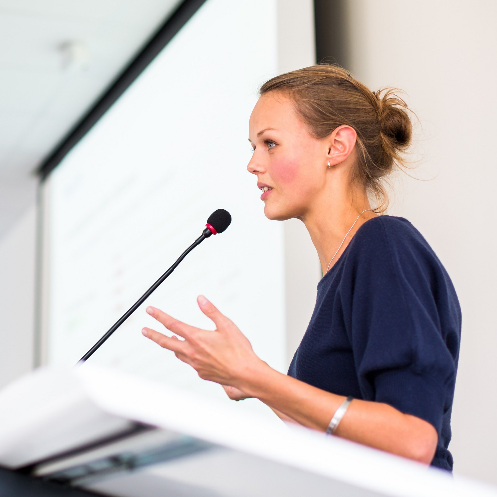 h2_lfrsh_teaser_02.jpg Frau hält am Podest eine Rede