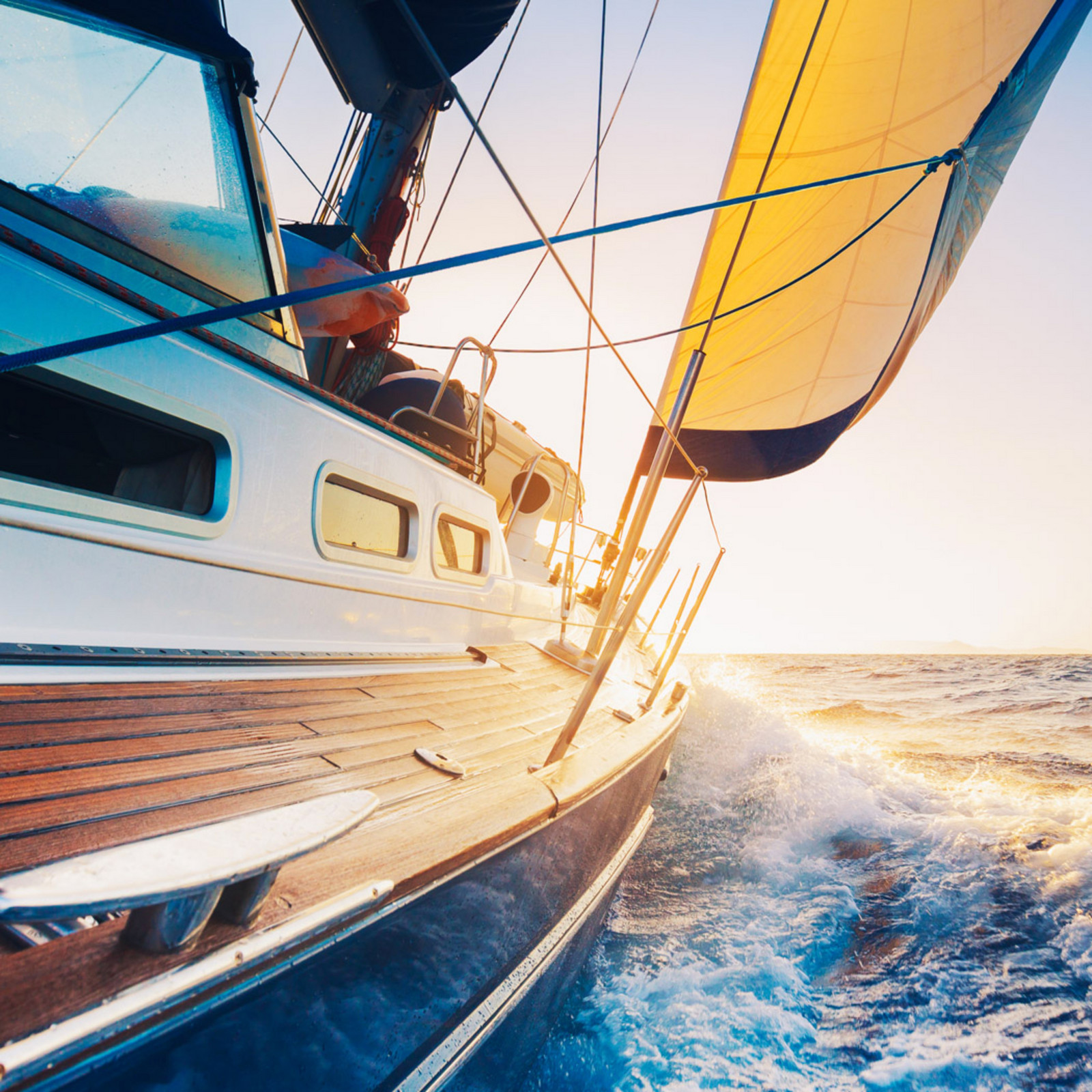 hochzwei_kiru_teaser_01.jpg Ein Segelboot fährt in den Horizont