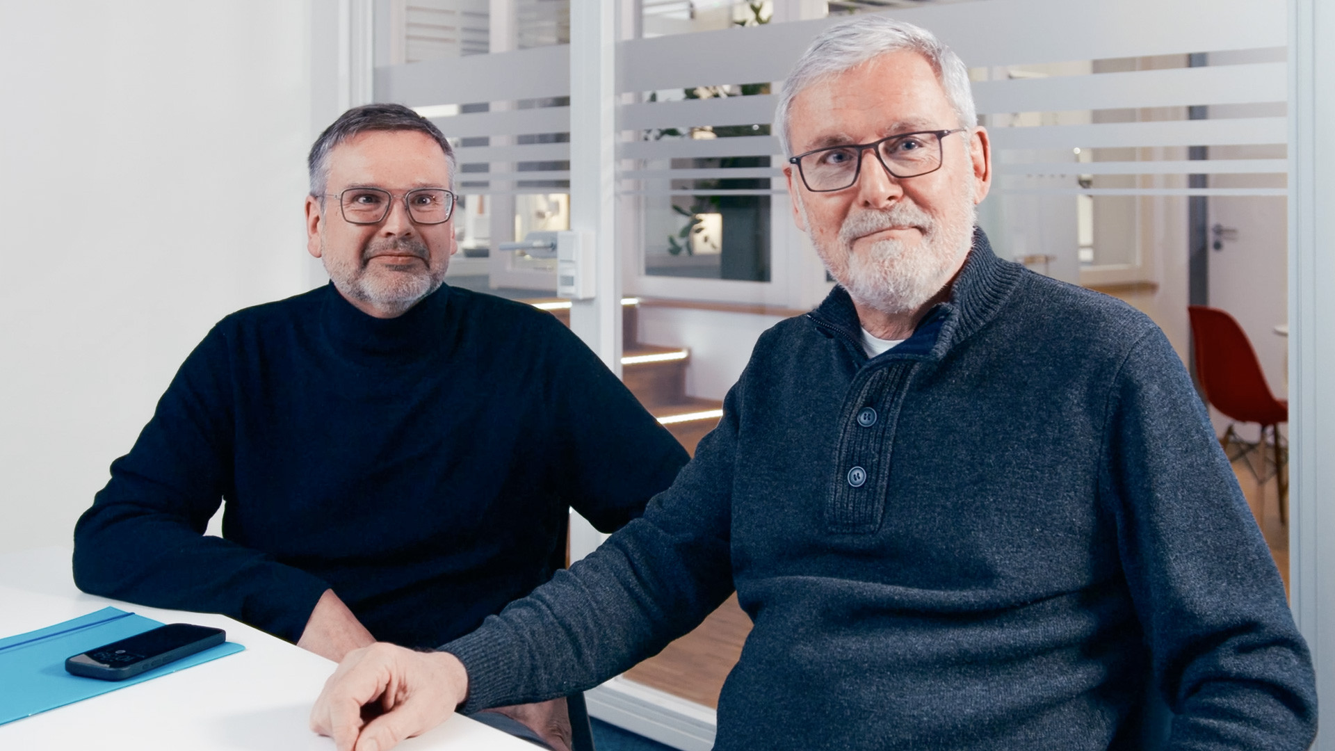 Zwei Hochzwei Mitarbeiter lächeln in die Kamera