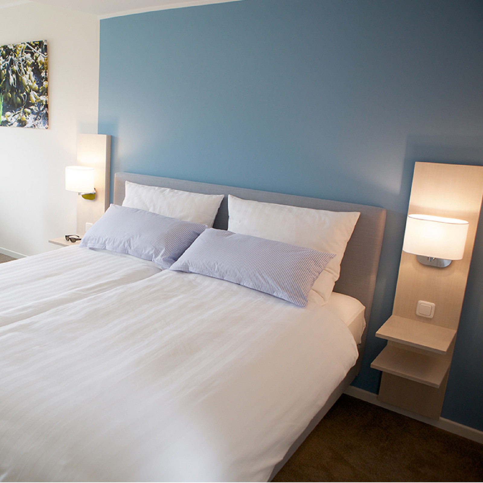 hochzwei_jess_teaser_06.jpg Blick auf ein Bett in einer Ferienwohnung