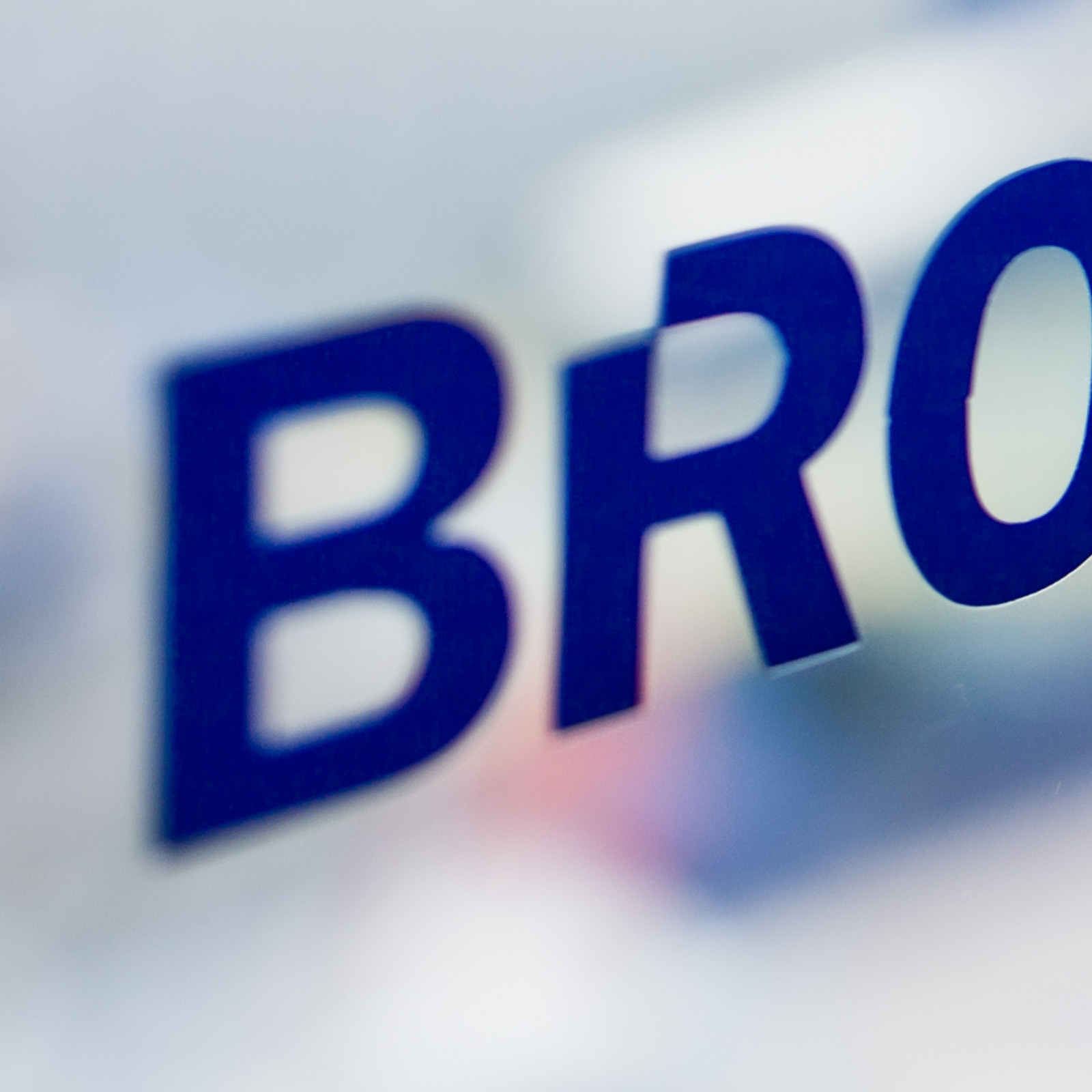 Blaue Buchstaben BRO