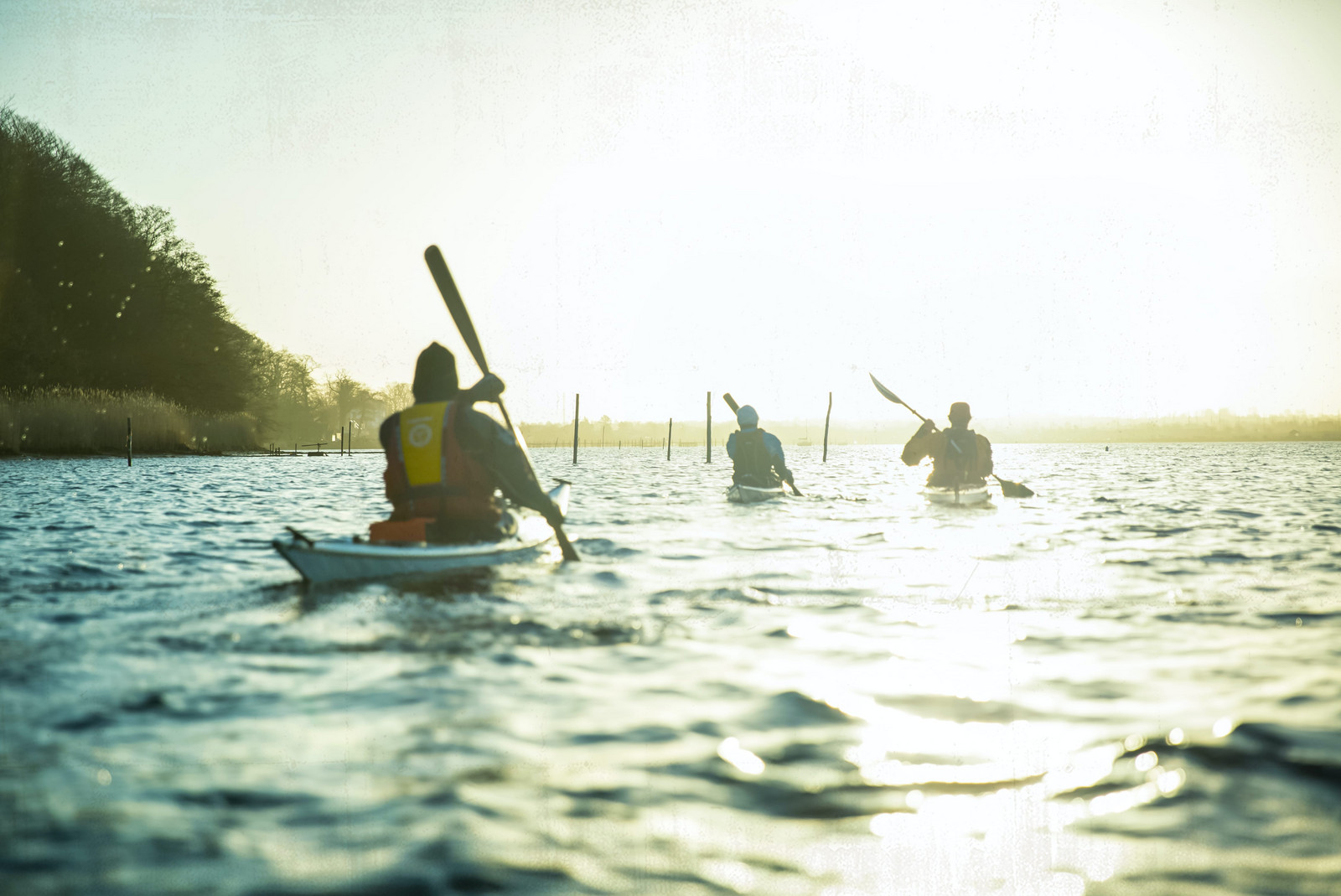 hochzwei_ohot_teaser_gross_03.jpg Drei Männer beim Kajakfahren